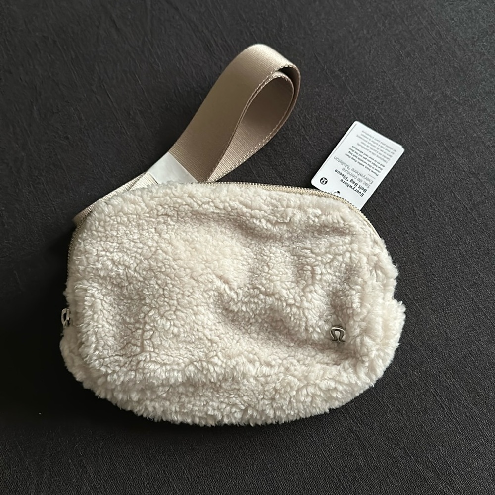 NWT LULULEMON SHERPA BELT BAG